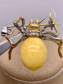 *Брошь Паук Янтарь арт. 825958п-548 Вес 6,01 г - фото 310737
