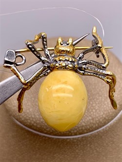 *Брошь Паук Янтарь арт. 825958п-548 Вес 6,01 г - фото 310738