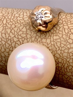 *Кольцо р.17,5 д.10 Бриллиант Белый Жемчуг цв Красное арт. 12529-110-602, вес 3,53 г - фото 311527 *Кольцо р.17,5 д.10 Бриллиант Белый Жемчуг цв Красное арт. 12529-110-602, вес 3,53 г - фото 311527