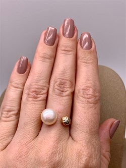 *Кольцо р.17,5 д.10 Бриллиант Белый Жемчуг цв Красное арт. 12529-110-602, вес 3,53 г - фото 311532 *Кольцо р.17,5 д.10 Бриллиант Белый Жемчуг цв Красное арт. 12529-110-602, вес 3,53 г - фото 311532