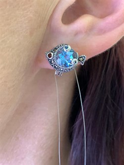 *Серьги Рыбки Марказит Голубой Топаз арт. HE1481-227 вес 5.82 г - фото 312561