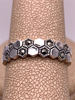 *Кольцо р.18,5 Соты Марказит арт. HR1591-618 Вес 3,51 г - фото 313016 *Кольцо р.18,5 Соты Марказит арт. HR1591-618 Вес 3,51 г - фото 313016