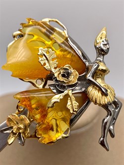 *Брошь Феечка Янтарь арт. 65060500640-470, (Вес 19,45г) - фото 314718