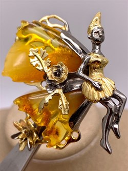*Брошь Феечка Янтарь арт. 65060500640-470, (Вес 19,45г) - фото 314719