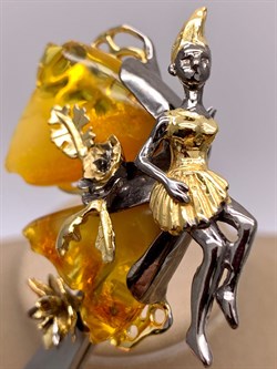 *Брошь Феечка Янтарь арт. 65060500640-470, (Вес 19,45г) - фото 314720