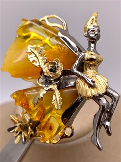 *Брошь Феечка Янтарь арт. 65060500640-470, (Вес 19,45г) - фото 314721