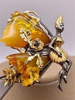 *Брошь Феечка Янтарь арт. 65060500640-470, (Вес 19,45г) - фото 314722