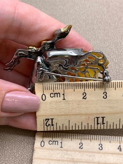 *Брошь Феечка Янтарь арт. 65060500640-470, (Вес 19,45г) - фото 314724