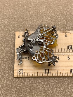 *Брошь Феечка Янтарь арт. 65060500640-470, (Вес 19,45г) - фото 314725