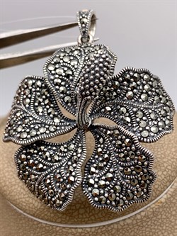 *Подвеска Гибискус Марказит арт HP605-084 вес 15.55 г - фото 315928