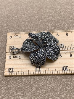 *Подвеска Гибискус Марказит арт HP605-084 вес 15.55 г - фото 315935