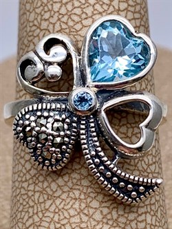 *Кольцо р.17 Клевер Марказит Голубой Топаз Сердце арт. HR1621B-747 вес 5,2 г - фото 316611 *Кольцо р.17 Клевер Марказит Голубой Топаз Сердце арт. HR1621B-747 вес 5,2 г - фото 316611