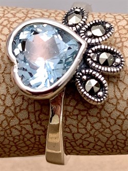 *Кольцо р.16,5 Марказит Голубой Топаз Сердце арт. HR1808-141 вес 3.26 г - фото 316655 *Кольцо р.16,5 Марказит Голубой Топаз Сердце арт. HR1808-141 вес 3.26 г - фото 316655