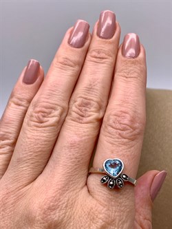*Кольцо р.18,5 Марказит Голубой Топаз Сердце арт. HR1808-165 вес 3.4 г - фото 316671 *Кольцо р.18,5 Марказит Голубой Топаз Сердце арт. HR1808-165 вес 3.4 г - фото 316671