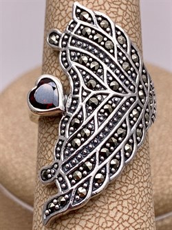 *Кольцо р.19  Крыло Бабочки Марказит Гранат Сердце арт. HR676-513 вес 8,99 г - фото 318910