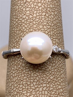 *Кольцо р.18,5 Белый Жемчуг д.9*9,5мм арт. 1.0469.0.b-476 Вес 2,83 г - фото 322118