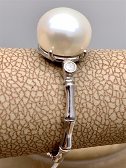 *Кольцо р.18 Белый Жемчуг д.9*9,5мм арт. 1.0469.0.b-438 Вес 2,75 г - фото 322137