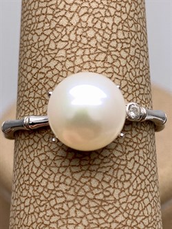 *Кольцо р.18 Белый Жемчуг д.9*9,5мм арт. 1.0469.0.b-438 Вес 2,75 г - фото 322138