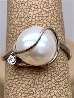 *Кольцо р.18 Белый Жемчуг д.10*10,5мм арт. 1.0422.0.b-849 Вес 3,07 г - фото 322990