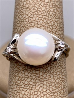 *Кольцо р.18 Белый Жемчуг д.10,5*11мм арт. 1.0856.0.b-417 Вес 3,33 г - фото 324302