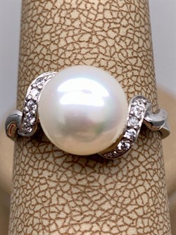 *Кольцо р.18,5 Белый Жемчуг д.9,5*10мм арт. 1.0445.0.b-560 Вес 3,15 г - фото 324395