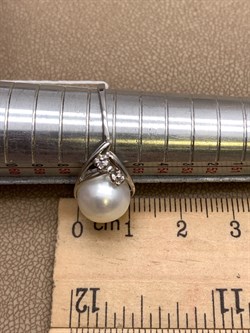 *Кольцо р.18 Белый Жемчуг д.9,5*10мм арт. 1.0674.0.b-432 Вес 2,97 г - фото 324401