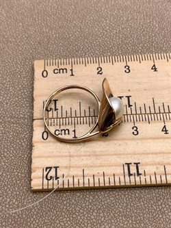 *Кольцо р.18д.8-8,5  Белый Жемчуг цв Красное арт. 01-1-944-0500-010-832 вес 3,41 г - фото 324730