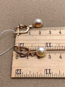 *Серьги д.9,5-10 Золотистый Жемчуг цв Красное арт. 2.0558.0.b-971 Вес 5,61 г - фото 328813