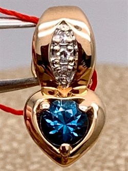 *Подвеска Синий Сапфир цв Красное арт. 3792-102-032 (вес 1,2 г) - фото 330820