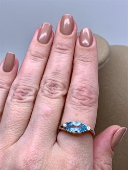 *КОЛЬЦО р.18 Голубой Топаз арт. R00057-464, (вес 3,26 г) - фото 334170