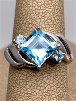 *КОЛЬЦО р.18 Голубой Топаз арт. R00230-310, (вес 4,58 г) - фото 335950