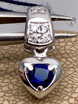 *Подвеска Сердце Сапфир иск арт. 03-1082/0ГТС-00-333 вес 1,08 г - фото 337116 *Подвеска Сердце Сапфир иск арт. 03-1082/0ГТС-00-333 вес 1,08 г - фото 337116