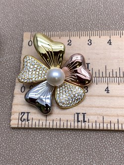 *Брошь Цветок Белый Жемчуг арт. PI-Br2501-3-X-RWL-PN-X-W-658 вес 8,5 г - фото 337409 *Брошь Цветок Белый Жемчуг арт. PI-Br2501-3-X-RWL-PN-X-W-658 вес 8,5 г - фото 337409