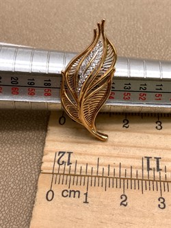 *Брошь-Кольцо для платка р.17,75 Лист Белый Фианит цв Красное  арт. 12-0003-00-401-1110-48-071 вес 3,19 г - фото 343741 *Брошь-Кольцо для платка р.17,75 Лист Белый Фианит цв Красное  арт. 12-0003-00-401-1110-48-071 вес 3,19 г - фото 343741