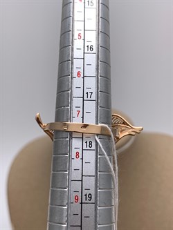 *Брошь-Кольцо для платка р.17,75 Лист Белый Фианит цв Красное  арт. 12-0003-00-401-1110-48-071 вес 3,19 г - фото 343742 *Брошь-Кольцо для платка р.17,75 Лист Белый Фианит цв Красное  арт. 12-0003-00-401-1110-48-071 вес 3,19 г - фото 343742