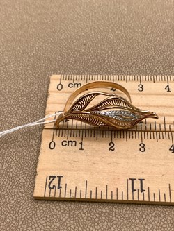 *Брошь-Кольцо для платка р.17,75 Лист Белый Фианит цв Красное  арт. 12-0003-00-401-1110-48-071 вес 3,19 г - фото 343749 *Брошь-Кольцо для платка р.17,75 Лист Белый Фианит цв Красное  арт. 12-0003-00-401-1110-48-071 вес 3,19 г - фото 343749