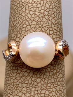 *Кольцо р.16 д.9-9,5 Белый Жемчуг цв Красное арт. 1.0243.0.b-235 Вес 2,72 г - фото 345641