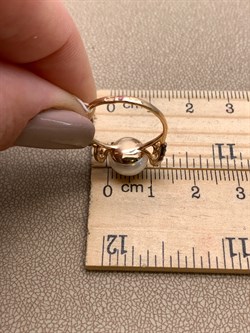 *Кольцо р.16 д.9-9,5 Белый Жемчуг цв Красное арт. 1.0243.0.b-235 Вес 2,72 г - фото 345643