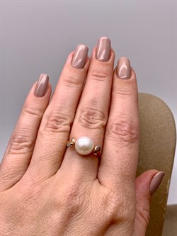 *Кольцо р.17 д.9-9,5  Белый Жемчуг цв Красное арт. 1.0243.0.b-211 Вес 3,05 г - фото 345652 *Кольцо р.17 д.9-9,5  Белый Жемчуг цв Красное арт. 1.0243.0.b-211 Вес 3,05 г - фото 345652