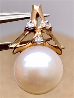 *Кулон д.9-9,5 Белый Жемчуг цв Красное арт. 3.0240.0.b-155 Вес 2,22 г - фото 345694 *Кулон д.9-9,5 Белый Жемчуг цв Красное арт. 3.0240.0.b-155 Вес 2,22 г - фото 345694