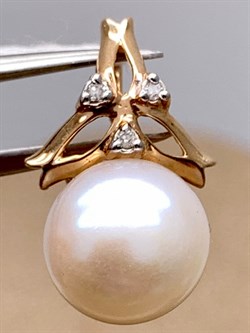 *Кулон д.9-9,5 Белый Жемчуг цв Красное арт. 3.0240.0.b-155 Вес 2,22 г - фото 345696 *Кулон д.9-9,5 Белый Жемчуг цв Красное арт. 3.0240.0.b-155 Вес 2,22 г - фото 345696