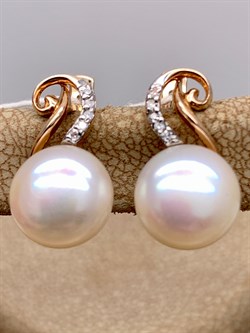 *Серьги д.8,5-9 Белый Жемчуг цв Красное арт. 2.0244.1.b-506 Вес 5,06 г - фото 345770 *Серьги д.8,5-9 Белый Жемчуг цв Красное арт. 2.0244.1.b-506 Вес 5,06 г - фото 345770