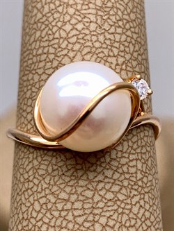 *Кольцо р.17,5 Белый Жемчуг д.10-10,5 цв Красное арт. 1.0422.0.b-324 Вес 3,49 г - фото 345803