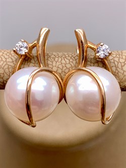 *Серьги Белый Жемчуг д.10-10,5 цв Красное арт. 2.0422.0.b-386 Вес 6,39 г - фото 345811 *Серьги Белый Жемчуг д.10-10,5 цв Красное арт. 2.0422.0.b-386 Вес 6,39 г - фото 345811