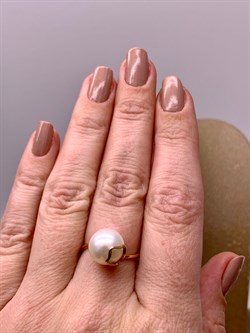 *Кольцо р.17 Белый Жемчуг д.10,5-11 цв Красное арт. 1.0425.0.b-050 Вес 3,32 г - фото 345953 *Кольцо р.17 Белый Жемчуг д.10,5-11 цв Красное арт. 1.0425.0.b-050 Вес 3,32 г - фото 345953