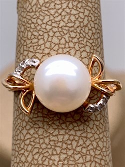 *Кольцо р.16 Белый Жемчуг д.9-9,5 цв Красное арт. 1.0245.0.b-780 Вес 3,04 г - фото 345972