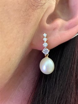 *Серьги д.9,5-10 Белый Жемчуг цв Красное арт. 2.0046.0.d-624 Вес 5,72 г - фото 346003