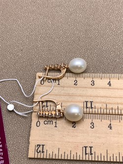 *Серьги д.9,5-10 Белый Жемчуг цв Красное арт. 2.0046.0.d-624 Вес 5,72 г - фото 346005