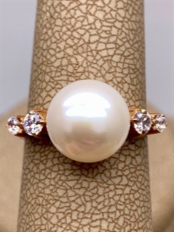 *Кольцо р.17 д.10-10,5 Белый Жемчуг цв Красное арт. 1.0046.0.b-648 Вес 3,09 г - фото 346011 *Кольцо р.17 д.10-10,5 Белый Жемчуг цв Красное арт. 1.0046.0.b-648 Вес 3,09 г - фото 346011