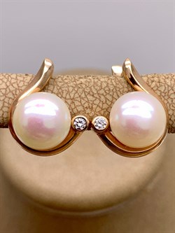 *Серьги д.9-9,5 Белый Жемчуг цв Красное арт. 2.0326.9.b-621 Вес 4,92 г - фото 346077